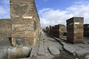 Images Dated 18th April 2015: Street scene in Pompeii