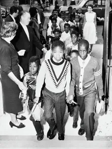 Glendale Prints: Students Entering School