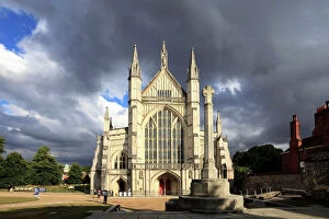 Dave Porter's UK, European and World Landscapes Gallery: Summer view over Winchester Cathedral