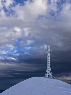 Images Dated 26th January 2014: Summit cross covered with hoarfrost, Monte Catria, Apennines, Marche, Italy