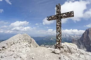 Images Dated 5th August 2012: Summit cross on Plattkofel Mountain, looking towards the Odle Mountain Group, Dolomites
