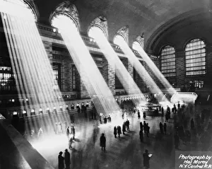 hulton archive/sun beams grand central station