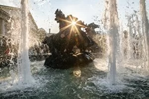 Images Dated 5th July 2015: Sun is shining though the Four Seasons fountain on Manezhnaya Square in Moscow