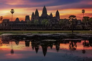 Images Dated 17th April 2009: Sunrise with Angkor Wat, Siem Reap, Cambodia
