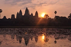 Images Dated 29th April 2016: Sunrise at Ankor Wat