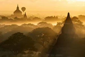 Images Dated 14th December 2013: Sunrise in Bagan