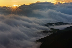 Images Dated 13th October 2012: Sunrise on a foggy morning