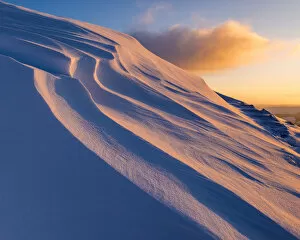 Images Dated 27th December 2014: Sunrise light on snowdrifts, high up in the High Peak of Derbyshire