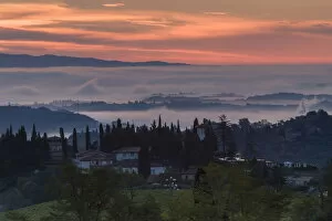 Images Dated 8th October 2013: Sunrise over mist, Tuscany, Italy