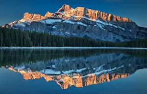Images Dated 14th September 2016: Sunrise over Mount Rundle, Banff National Park, Alberta, Canada