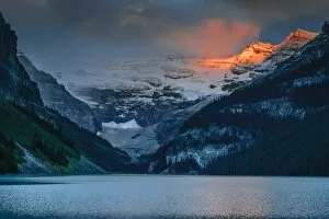 Images Dated 18th September 2016: Sunrise Over Mount Victoria, Lake Louise, Banff National Park, Alberta, Canada