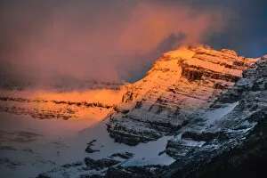 Images Dated 18th September 2016: Sunrise Over Mount Victoria, Lake Louise, Banff National Park, Alberta, Canada