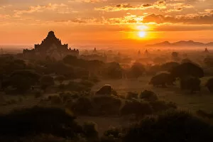 Images Dated 6th December 2014: Sunrise over the pagodas of Bagan