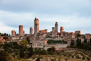 Images Dated 13th April 2018: Sunrise over San Gimignano, Tuscany, Italy