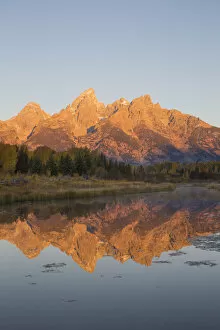 Images Dated 28th September 2016: Sunrise at Schwabacher Landing in fall, Grand Teton National Park, Wyoming, USA