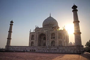 Images Dated 28th April 2011: Sunrise behind Taj Mahal