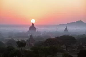 Myanmar Culture Gallery: Sunrise over the temples of Bagan, Myanmar