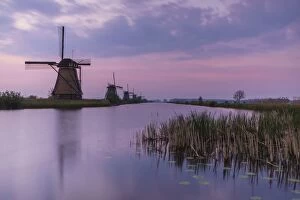 Images Dated 25th April 2015: Sunrise on windmills Kinderdijk Holland
