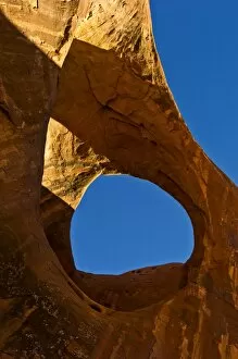 Images Dated 7th June 2011: Suns Eye, natural arch, Monument Valley, Utah, USA