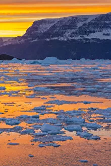 Images Dated 18th September 2016: Sunset above icebergs and brash ice, Gasefjord, Scoresby Sund, Greenland, Denmark