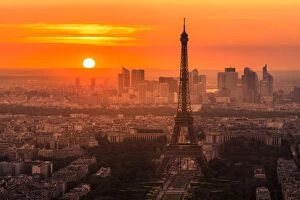 Images Dated 12th June 2014: A full sunset at Paris skyline with Eiffel tower