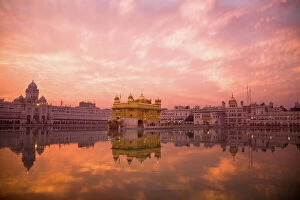 Images Dated 16th April 2016: Sunset over Sikhisms holliest shrines: Golden Temple