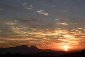 Images Dated 22nd May 2017: Sunset over Table Mountain, Western Cape