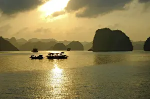 Nature’s Masterpiece: Sunset in the UNESCO-declared world natural heritage Halong Bay Viet Nam