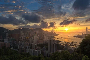 Images Dated 9th August 2014: Sunset view of Hong Kong City from Breamar hill