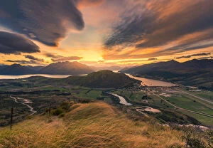 Images Dated 4th December 2015: Sunset view of Queenstown, New Zealand