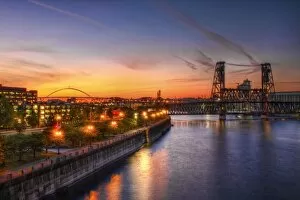 Images Dated 15th August 2011: Sunset Over Willamette River Portland Oregon