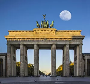 Images Dated 14th October 2011: Super Moon over Brandenburg Gate (Brandenburger Tor), Berlin, Germany