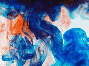 Images Dated 14th April 2011: Swirls of orange and blue ink in liquid