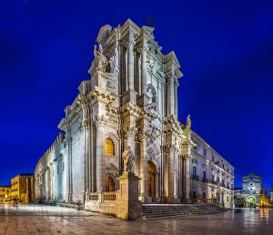Images Dated 8th April 2015: Syracuse Cathedral and Archbishops Palace in Syracuse at dusk - Sicily, Italy