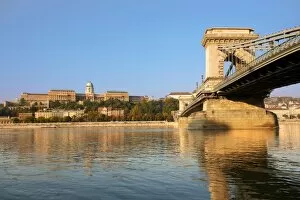 Images Dated 12th October 2012: Szechenyi lanchid, or Szechenyi Chain Bridge, over the Danube between Buda and Pest, Budapest