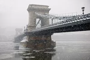 Mist Collection: Szechenyi lanchid, or Szechenyi Chain Bridge, over the Danube between Buda and Pest, Budapest