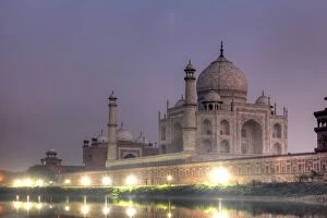 Images Dated 10th January 2012: Taj Mahal, Agra, India