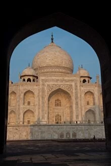 Images Dated 12th March 2014: Taj Mahal in the early morning sunlight