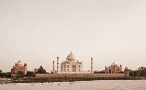 Images Dated 21st June 2012: Taj Mahal, India