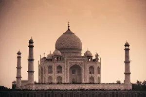 Images Dated 8th January 2012: Taj Mahal at sunset