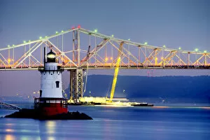 Images Dated 11th June 2015: Tarrytown Light and Tappan Zee Bridge