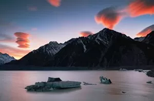 Images Dated 17th April 2015: Tasman Glacier and Lenticular clouds sunrise