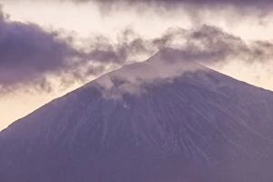Images Dated 4th January 2014: Teide volcano shrouded in clouds