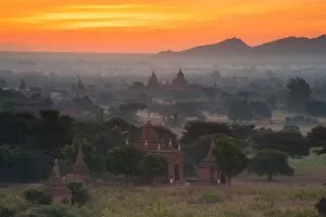 Images Dated 31st December 2012: Temple in Bagan