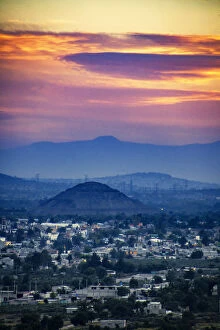 Images Dated 13th March 2010: Teotihuacan Mexico (pyramids in the background)