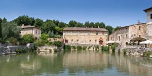 Images Dated 8th August 2015: Termal Pool and ancient buildings in Bagno Vignoni