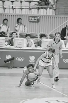 Seoul Prints: Tersa Weatherspoon and Stonjna Vangenovska in Basketball Action