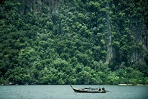 Images Dated 7th April 2009: Thai local boat over Andaman sea