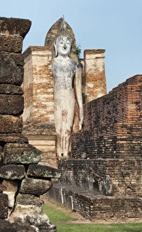 Images Dated 11th April 2011: Thailand, Siam archaeological Park, Sukhothai, Wat Mahatha, View of Buddha statue