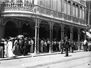 Prints of circa 1900: A policeman watching theatre-goers queuing outside the theatre. (Photo by F J Mortimer/Getty Images) Francis James Mortimer (1874-1944) Prints: Theatre Goers